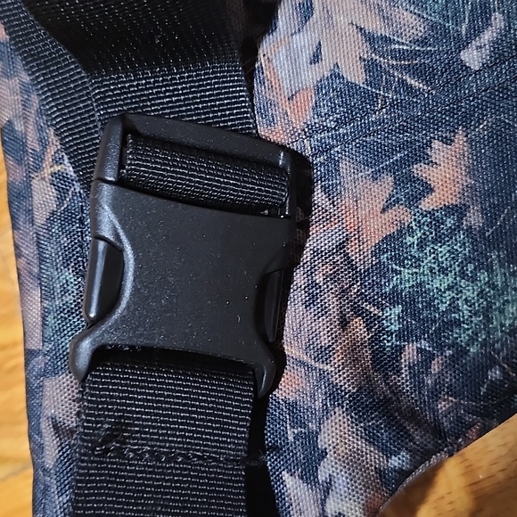 Levi's Leaf Camo Fanny Pack - Picture 6 of 9